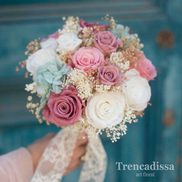 Ramo de novia, tipo bouquet, con rosas en diferentes colores, blanco, rosa, azul, preservado, en floristería Badalona-Barcelona
