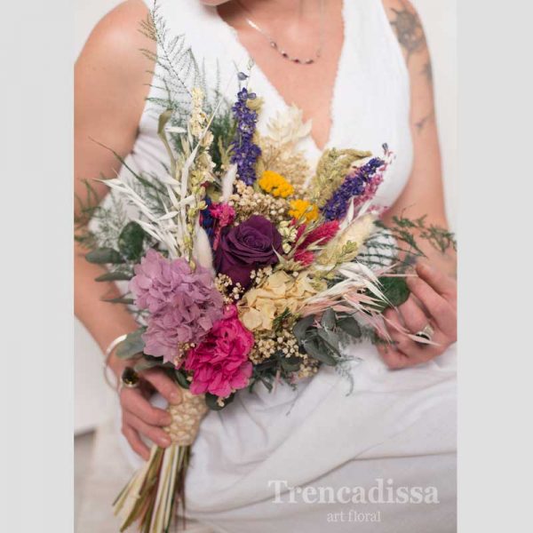 Ramo de novia con rosa morada, hortensia y flores variadas, en floristería Badalona, venta online
