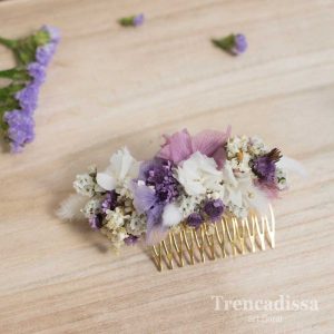 Peineta floral preservada en tonos lilas y blancos