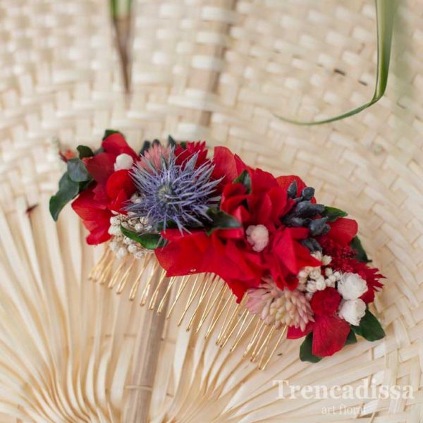 Peineta con flor preservada en tonos rojos, con un toque de lila, con hortensia y flor seca y preservada.