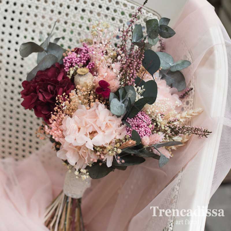 Ramo de novia con flors preservadas en tonos rosa, granate y verde, silvestre