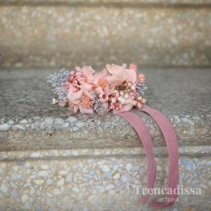 Pulsera floral para eventos en tonos rosados