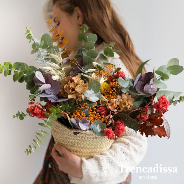 Capazo decorativo con flor seca y preservada en tonos variados, venta online