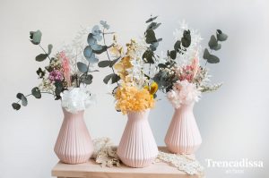 Jarrón de cerámica con flores preservadas