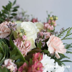 Ramo de flores naturales con crisantemos y rosas, venta online