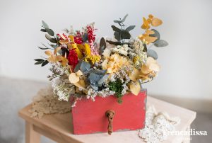 caja roja decorada con flor seca y preservada