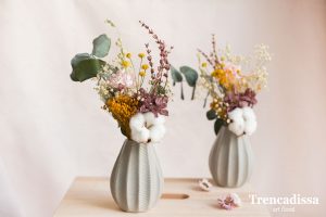 Jarrones de color gris con flor seca y preservada