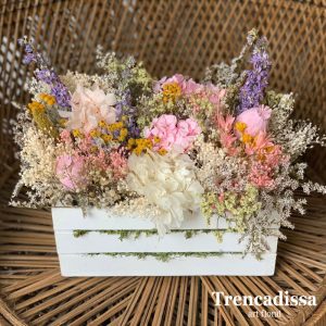 Caja de madera con flor seca y preservada