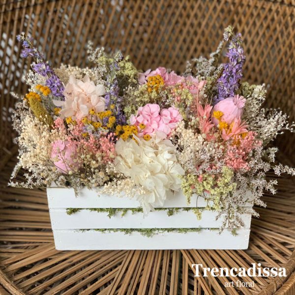 Caja de madera con flor seca y preservada