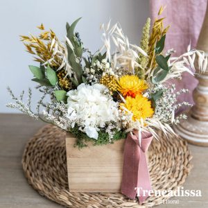 Caja de madera con flor seca y preservada en tonos blanco y amarillo