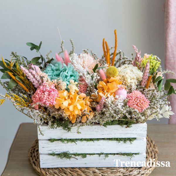 Caja de madera blanca con flor seca y preservada