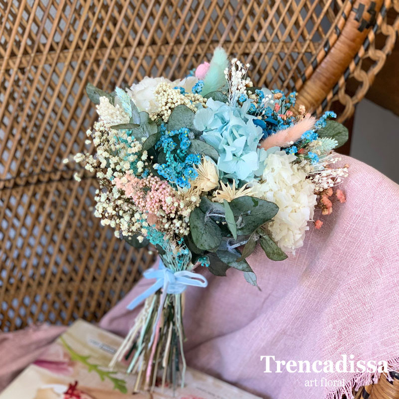 Ramo de novia con flor seca y preservada en tonos azules y truquesa