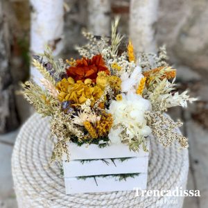 Caja de madera con flor seca y preservada en tonos blanco, ocre y teja
