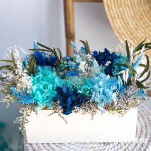 madera con flor seca y preservada en tonos azules
