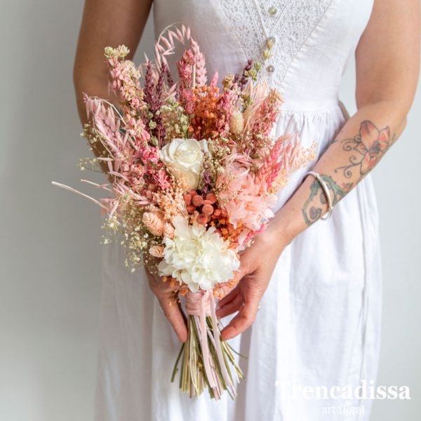 Ramo de novia con flor seca y preservada en tonos rosa, con rosa blanca
