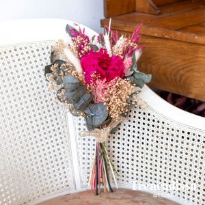 Ramo decorativo con flor seca y preservada en tonos rosa