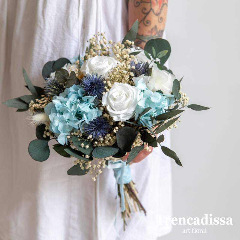 Bouquets de novia con flor preservada en tonos azules