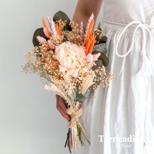 Ramo decorativo con flor seca y preservada en tonos rosa