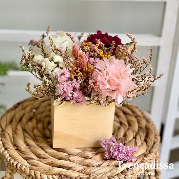 Caja de madera con flor seca y preservada en tonos rosa y burdeos