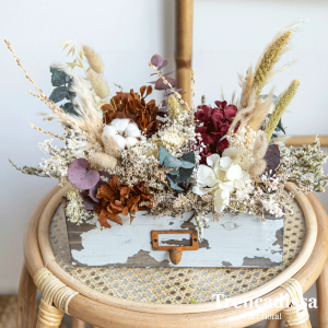 Cajón de madera con flor seca y preservada en tonos otoñales