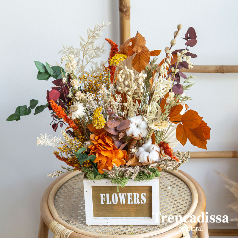 Caja de madera de estilo vintage con flores secas y preservadas