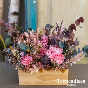 Caja de madera con flor seca y preservada en tonos rosa
