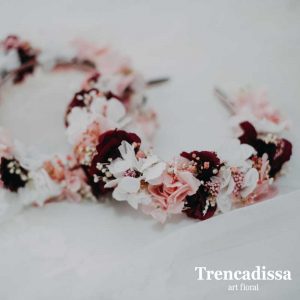 Diadema floral preservada en blanco, rosa y granate