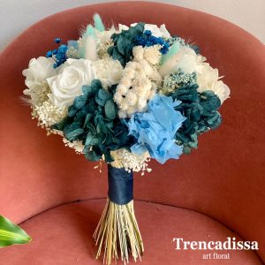 Ramo de novia preservado en tonos verde, azul y blancos, con rosa y hortensia