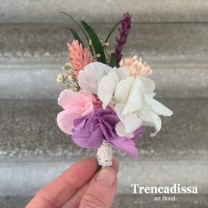 Prendido de boda en blanco, rosa y lila