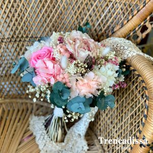 Ramo de novia con peonia, rosa, hortensia, eucalipto, en blancos y rosas.