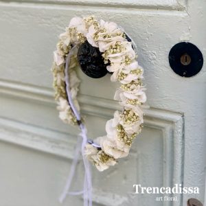 Corona preservada en tonos blancos venta online desde floristería de Badalona