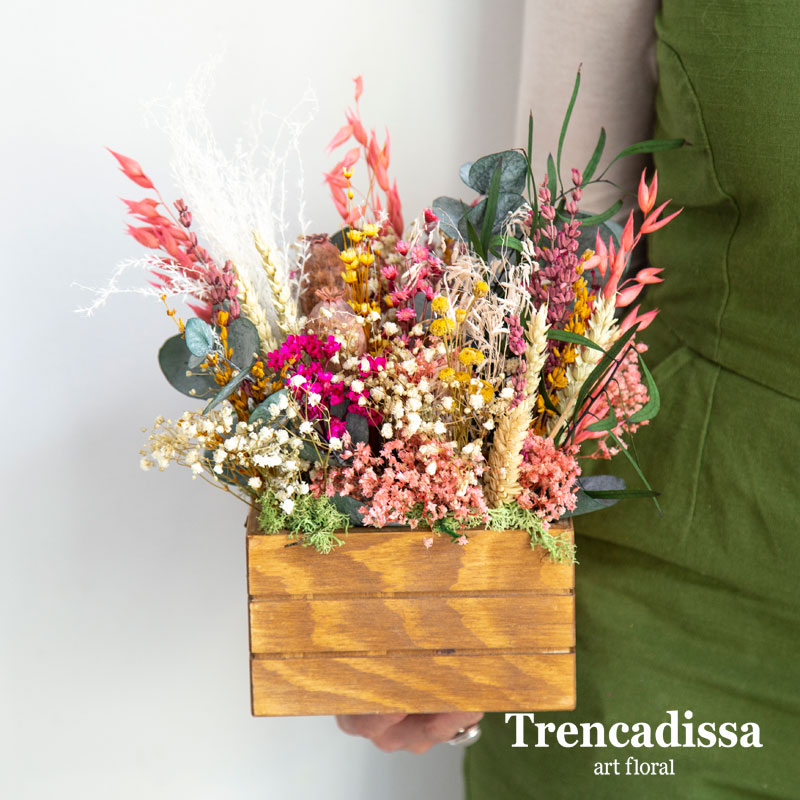 Caja de madera cuadrada con flores secas y preservadas