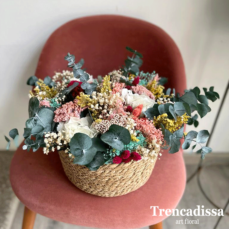 Cesta de fibra natural con flor seca y preservada