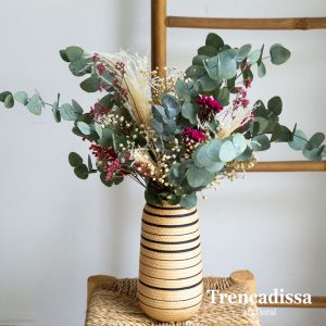 Jarrón de cerámica con flor seca y preservada