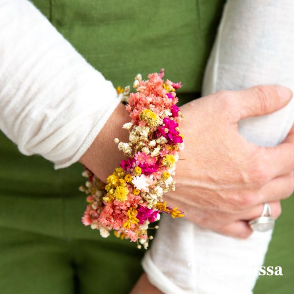 Brazalete Bohemy floral en tonos blanco, rosa y ocre