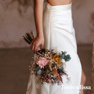 Ramo de novia en forma de ramillete alargado, realizado con flores pequeñas, variadas y grandes.