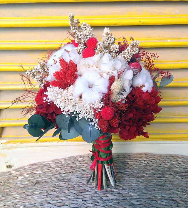 Ramito con hortensia y flores silvestres en tonos coloridos