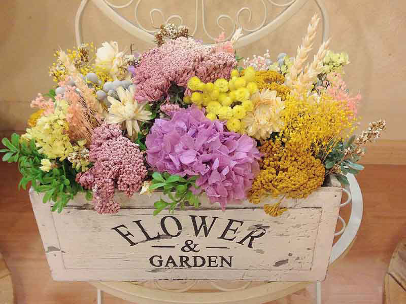 Centro de flor preservada y seca en una caja de madera - Trencadissa Art  Floral