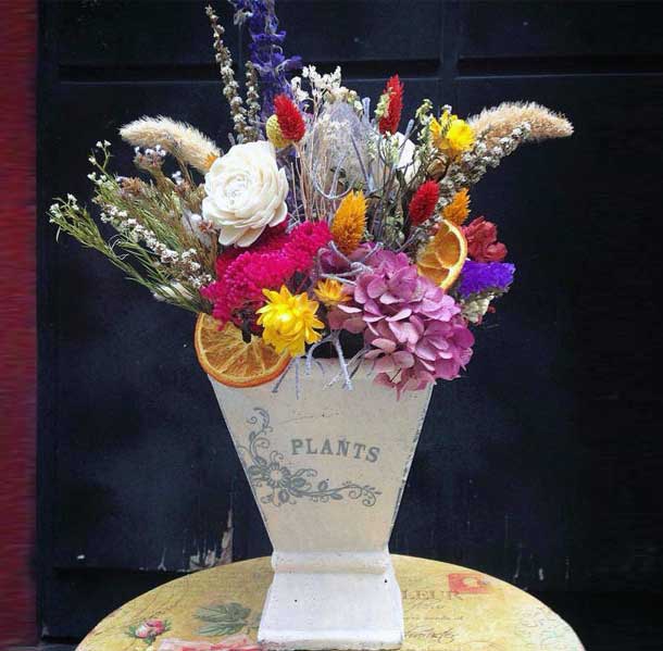 Diadema con flor seca y preservada en tonos amarillos y rosas - Trencadissa  Art floral