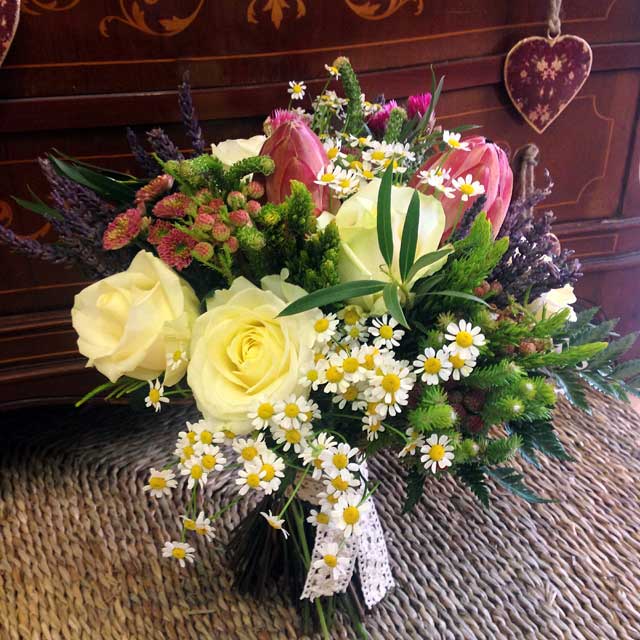 ISVARA-- Bouquet realizado con verdes afriacanos, rosas blancas, lavanda, proteas y tanacetum