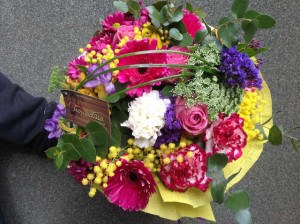 LIDIA-Bouquet-tonos-rosas-lilas-amarillos-realizado-rosas-color-rosa- gerberas-clavel-freesia-mimosa-crisantemo - Trencadissa Art Floral