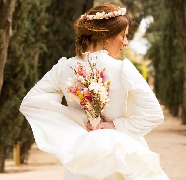 RAMO DE NOVIA en forma de garva, de estilo romántico y silvestre.