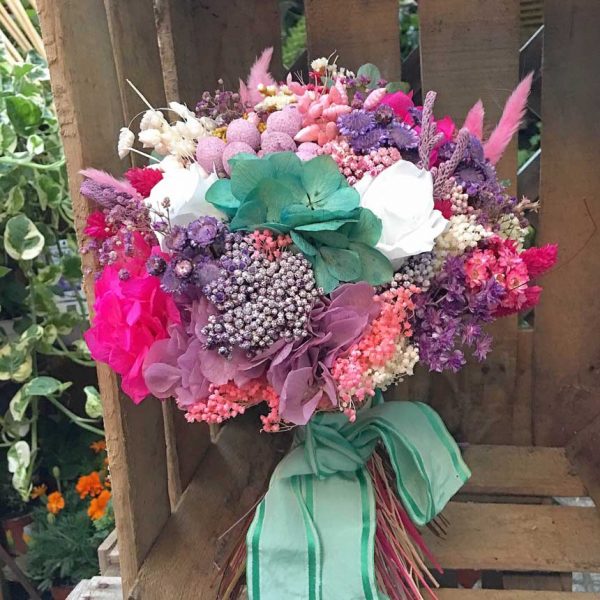 Ramo de novia diferente y atrevido realizado en tonos turquesas, fucsias, blancos y rosas. Está realizado con flores preservadas y secas.