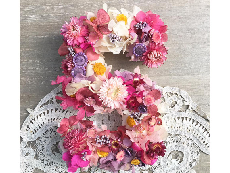 Rose, letra realizada con flor seca preservada en tonos rosas, fucsias,  blancos y lilas - Trencadissa Art Floral