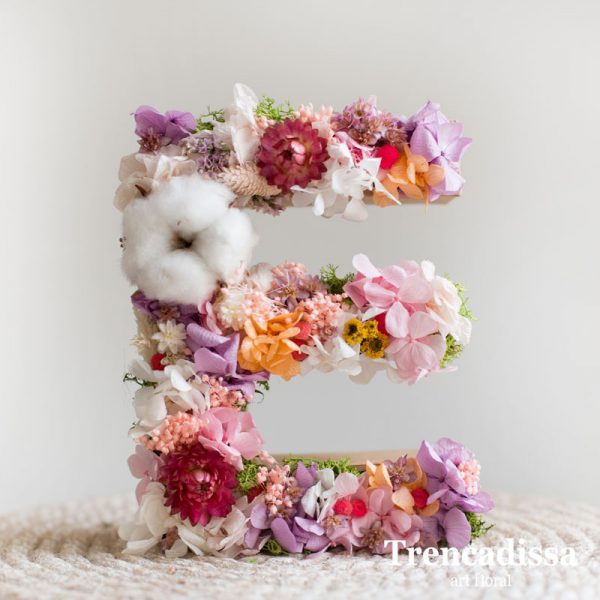 LILAC, letra decorada con flores secas en tonos lilas, blancos y rosas