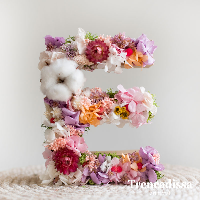 LILAC, letra decorada en tonos lilas, blancos y rosas Art floral