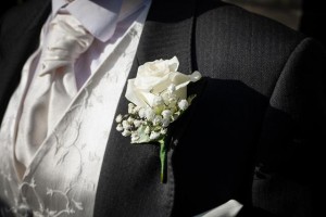 Prendidos de novio realizado con rosa blanca y paniculata