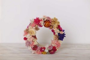 Letras decoradas con flor seca y preservada