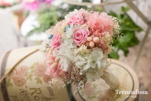 Scarlette, ramo de novia preservado de estilo romántico, con hortensias preservadas, rosas color sweet, blanco, rosas de color rosa, flor de arroz, broom blanco, glixia, phalaris rosa y blanco.