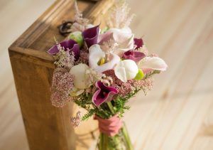 Ramo de novia con callas y peonias, en Trencadissa Art floral, Badalona